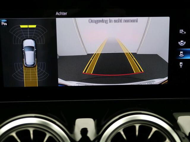 Mercedes-Benz GLA-KLASSE 200 Business Solution AMG AMG Lne | Night Pakket | Panorama Schuif-Kanteldak | Trekhaak | Sfeerverlichting. Inclusief 24 maanden Mercedes-Benz Certified garantie voor Europa.