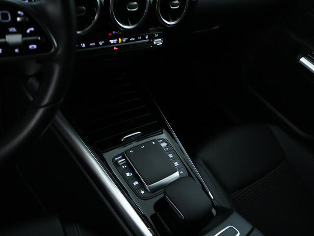 Mercedes-Benz GLA-KLASSE 250e Business Solution Luxury Line Apple CarPlay | Nightpakket | Achteruitrijcamera | Trekhaak Inclusief 24 maanden MB Certified garantie voor Europa.