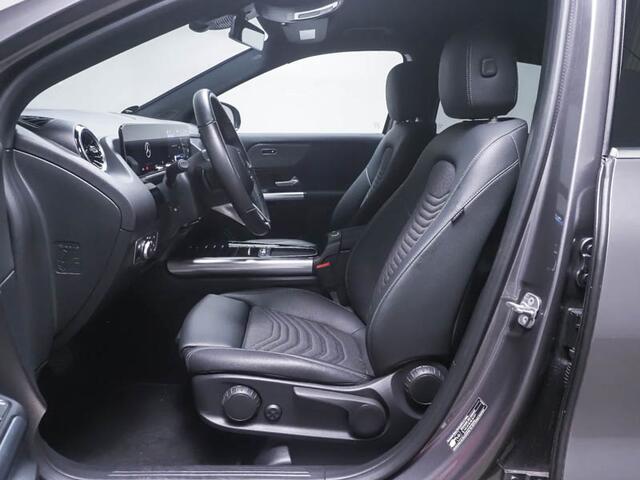 Mercedes-Benz GLA-KLASSE 250 e Plug-In Hybride Trekhaak | Ledkoplampen | Achteruitrijcamera | Apple CarPlay | Stoelverwarming voor en stuur | Easy-Pack Achterklep. Inclusief 24 maanden Mercedes-Benz Certified garantie voor Europa.