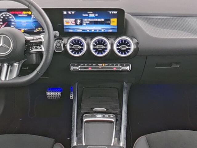 Mercedes-Benz GLA-KLASSE 250 e AMG Plug-In Hybride Trekhaak | AMG Line Premium | Sfeerverlichting | Distronic | MultiBeam Ledkoplampen | Stuur en Stoelverwarming. Inclusief 24 maanden Mercedes-Benz Certified garantie voor Europa.