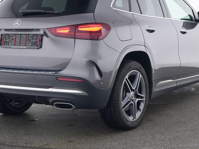 Mercedes-Benz GLA-KLASSE 250 e AMG Plug-In Hybride Trekhaak | AMG Line Premium | Sfeerverlichting | Distronic | MultiBeam Ledkoplampen | Stuur en Stoelverwarming. Inclusief 24 maanden Mercedes-Benz Certified garantie voor Europa.