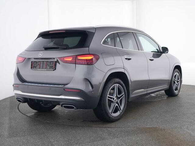 Mercedes-Benz GLA-KLASSE 250 e AMG Plug-In Hybride AMG Line Premium | Panorama Schuif-Kanteldak | Distronic | Parkeerpakket met 360°-camera | Stuur en Stoelverwarming. Inclusief 24 maanden MB Certified garantie voor Europa.