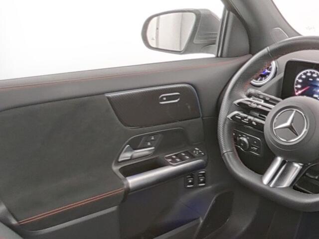 Mercedes-Benz GLA-KLASSE 250 e AMG Plug-In Hybride AMG Line Premium | Panorama Schuif-Kanteldak | Distronic | Parkeerpakket met 360°-camera | Stuur en Stoelverwarming. Inclusief 24 maanden MB Certified garantie voor Europa.