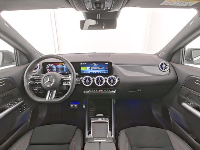 Mercedes-Benz GLA-KLASSE 250 e AMG Plug-In Hybride AMG Line Premium | Panorama Schuif-Kanteldak | Distronic | Parkeerpakket met 360°-camera | Stuur en Stoelverwarming. Inclusief 24 maanden MB Certified garantie voor Europa.