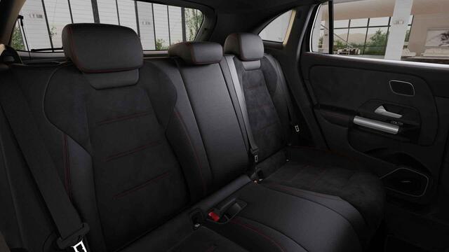 Mercedes-Benz GLA-KLASSE 180 AMG Line | Panoramadak | Burmester | Stoelverwarming | 19" lichtmetalen velgen |