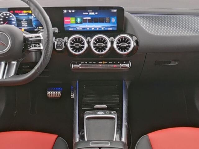 Mercedes-Benz GLA-KLASSE 250 e AMG Nightpakket Plug-In Hybride | Peper Red-zwart Leder | Keyless Go | 360 gr Camera | Sfeerverlichting | Stuur en Stoelverwarming | Inclusief 24 maanden Mercedes-Benz Certified garantie voor Europa.