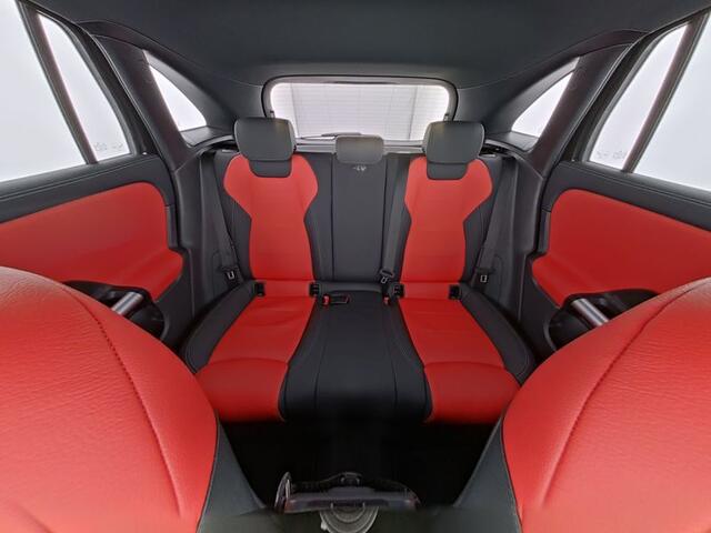 Mercedes-Benz GLA-KLASSE 250 e AMG Nightpakket Plug-In Hybride | Peper Red-zwart Leder | Keyless Go | 360 gr Camera | Sfeerverlichting | Stuur en Stoelverwarming | Inclusief 24 maanden Mercedes-Benz Certified garantie voor Europa.