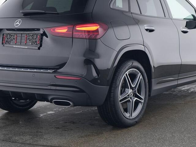 Mercedes-Benz GLA-KLASSE 250 e AMG Nightpakket Plug-In Hybride | Peper Red-zwart Leder | Keyless Go | 360 gr Camera | Sfeerverlichting | Stuur en Stoelverwarming | Inclusief 24 maanden Mercedes-Benz Certified garantie voor Europa.