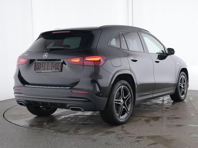 Mercedes-Benz GLA-KLASSE 250 e AMG Nightpakket Plug-In Hybride | Panoramadak | Keyless Go |Stuur en Stoelverwarming | Sfeerverlichting | Parkeerpakket met Camera | Inclusief 24 maanden Mercedes-Benz Certified garantie voor Europa.
