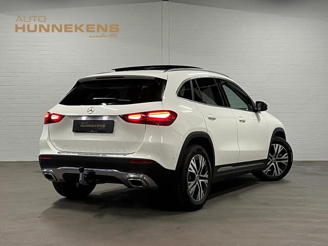 Mercedes-Benz GLA-KLASSE 180 Trekhaak | Open dak | Cruise control | Navigatie | Stoel-/stuurverwarming | Achteruitrij camera