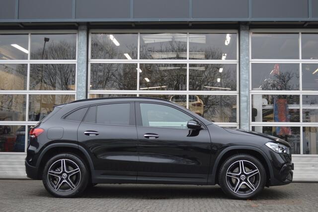 Mercedes-Benz GLA-KLASSE 250 e AMG Led Panorama Widescreen Sfeer Camera Night Keyless Pdc