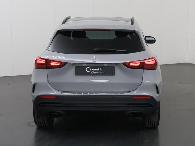 Mercedes-Benz GLA-KLASSE 250 e AMG Line | Panoramadak | Trekhaak | 20 inch | Night pakket |