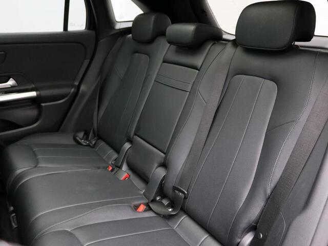 Mercedes-Benz GLA-KLASSE 200 Business Solution Luxury Trtekhaak | Panorama Schuif-Kanteldak | Apple CarPlay | Achteruitrijcamera | Soundsysteem | Inclusief 24 maanden MB Certified garantie voor Europa.