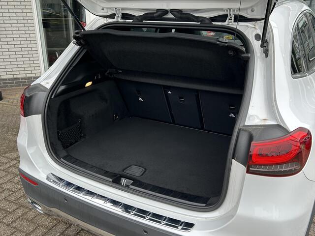 Mercedes-Benz GLA-KLASSE 180 Business Solution Luxury | Panoramadak | Memory | Sfeerverlichting