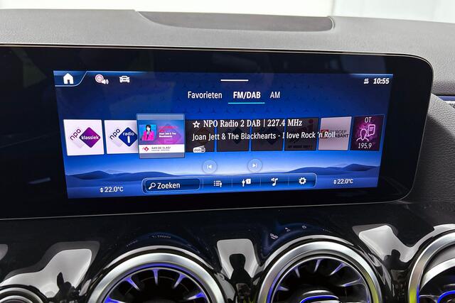 Mercedes-Benz GLA-KLASSE 180 AMG Line Pano, Trekhaak, Sfeerverlichting