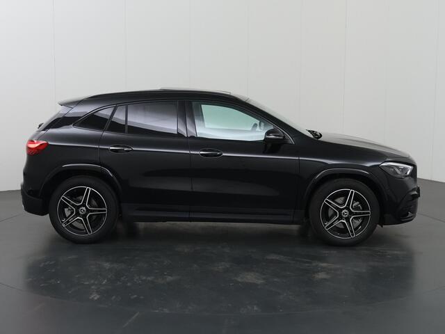 Mercedes-Benz GLA-KLASSE 180 Business Solution AMG | Panoramaschuifdak | Premium Plus | Trekhaak | Nightpakket | Achteruitrijcamera | Stoelverwarming voor |