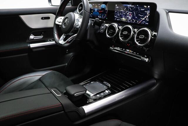 Mercedes-Benz GLA-KLASSE 180 AMG Line | PANORAMADAK | HALF LEDER | STOELVERWARMING | APPLE