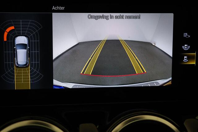 Mercedes-Benz GLA-KLASSE 180 AMG Line | PANORAMADAK | HALF LEDER | STOELVERWARMING | APPLE