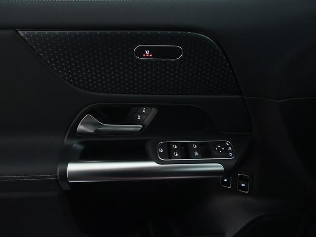 Mercedes-Benz GLA-KLASSE 250e Luxury Line Parkeersensoren + achteruitrijcamera | Spiegel pakket | Easy Pack achterklep | Winter pakket : Stuur en Stoelverwarming. Inclusief 24 maanden MB Certified garantie voor Europa.