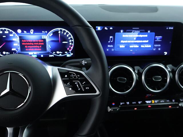 Mercedes-Benz GLA-KLASSE 250e Luxury Line Parkeersensoren + achteruitrijcamera | Spiegel pakket | Easy Pack achterklep | Winter pakket : Stuur en Stoelverwarming. Inclusief 24 maanden MB Certified garantie voor Europa.