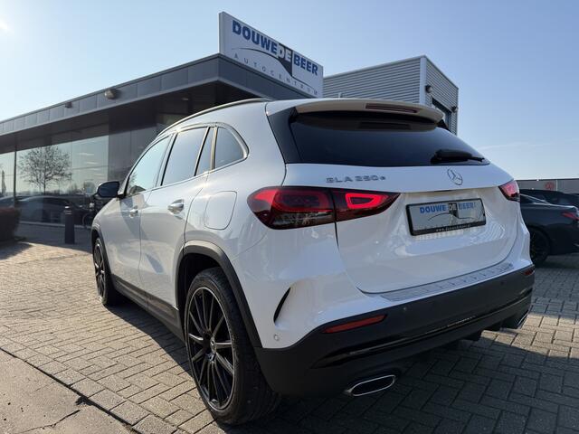 Mercedes-Benz GLA-KLASSE 250 e AMG Line Pano-Dak | Stoelverw. | Keyless | Night