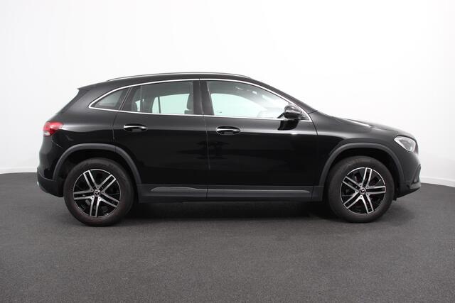 Mercedes-Benz GLA-KLASSE 200 163pk DCT Premium Plus | Navigatie | Parkeersensoren | Camera | Elektrische achterklep | Elektrisch Panorama dak | Cruise Control | Virtual Cockpit | Stoelverwarming | Sfeerverlichting | Climate Control