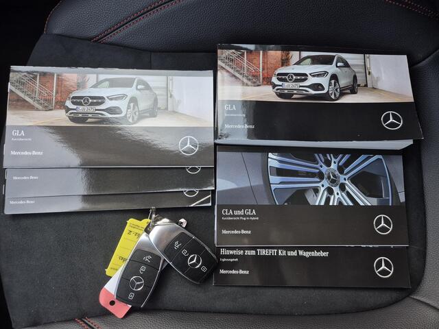 Mercedes-Benz GLA-KLASSE 250 e AMG Line Automaat / Dealer onderhouden / Glazen schuif- en kanteldak / Trekgewicht 1800 kg / Stoelverwarming / Achteruitrijcamera / Elektrische achterklep / Cruise control / Draadloze telefoon lader / Keyless Entry/Start /