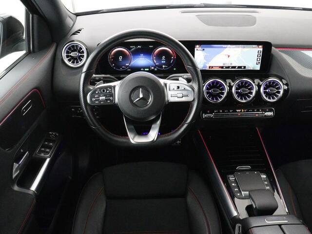 Mercedes-Benz GLA-KLASSE 250e AMG Night | Adaptive cruise | Stoelverwarming | Camera | Half leder | Park Assist | Leder/Alcantara | Widescreen | Sfeerverlichting | Climate control | PHEV | Plug In