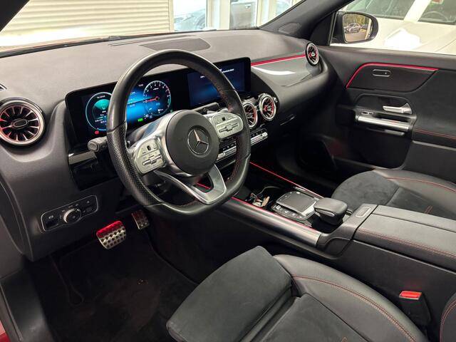 Mercedes-Benz GLA-KLASSE 250 e AMG Line Panorama Keyless Go Camera Led Sfeerverlichting