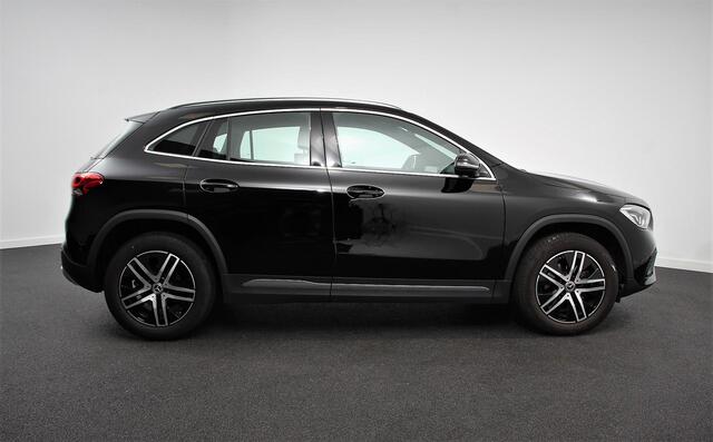 Mercedes-Benz GLA-KLASSE 200 163pk Automaat Progressive Navigatie Climate Control Camera Parkeer sensoren Stoelverwarming DAB Lichtmetalen velgen 18" Electrisch bedienbare achterklep