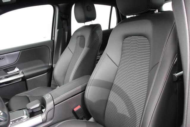 Mercedes-Benz GLA-KLASSE 200 163pk Automaat Progressive Navigatie Climate Control Camera Parkeer sensoren Stoelverwarming DAB Lichtmetalen velgen 18" Electrisch bedienbare achterklep