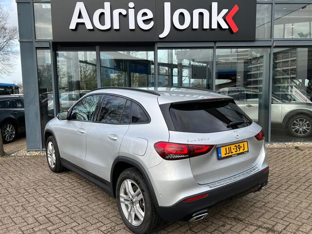 Mercedes-Benz GLA-KLASSE 250 e AMG Line AUTOMAAT | TREKHAAK | HYBRIDE | PARKEER ASSISTENT | 360gr CAMERA | WIDE SCREEN | CREME LEATHER PACK INTERIEUR | UNIEKE AUTO | LAGE KM STAND 53.801km |