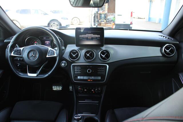 Mercedes-Benz GLA-KLASSE 180 Business | Afneembare Trekhaak | AMG Line Velgen | Stoelverwarming | Sportstoelen Alcantara | Camera |