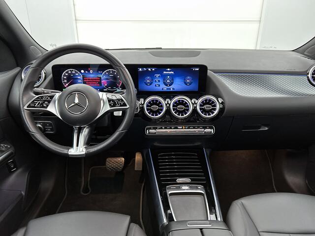 Mercedes-Benz GLA-KLASSE 180 Star Edition Luxury Line | Night pakket | Panorama schuifdak | Lederlook zwart Artico | Privacy Glass | Keyless Entry | Inclusief 24 maanden MB Certified garantie voor Europa.