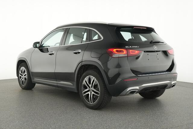 Mercedes-Benz GLA-KLASSE 250 e Plug-In Hybride Trekhaak | Panorama Schuif-Kanteldak | Memory Voorstoelen | Ledkoplampen | Stoelverwarming | KeylessGo | Sfeerverlichting. Inclusief 24 maanden MB Certified garantie voor Europa.