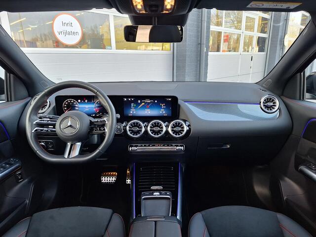 Mercedes-Benz GLA-KLASSE 180 Star Edition AMG Line | Panoramadak | Night pakket | Achteruitrijcamera | Sfeerverlichting | Stoelverwarming | Multibeam LED | Keyless-GO | Elektrische achterklep