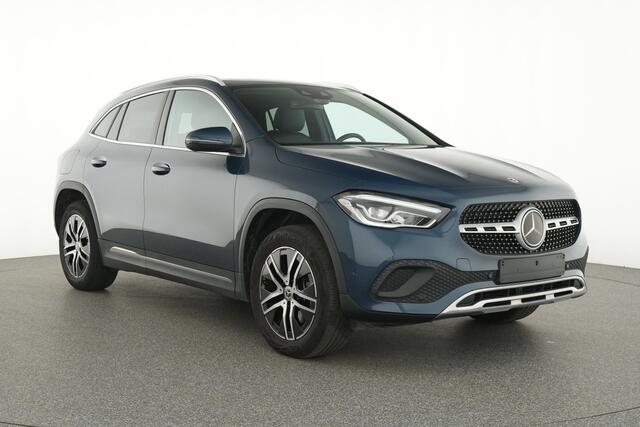 Mercedes-Benz GLA-KLASSE 250 e Luxury Line Panorama Schuif-Kanteldak | Ledkoplampen | Stoelverwarming | Distronic | Parkeerpakket met achteruitrijcamera. Inclusief 24 maanden MB Certified garantie voor Europa.