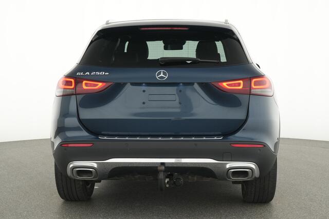 Mercedes-Benz GLA-KLASSE 250 e Luxury Line Panorama Schuif-Kanteldak | Ledkoplampen | Stoelverwarming | Distronic | Parkeerpakket met achteruitrijcamera. Inclusief 24 maanden MB Certified garantie voor Europa.
