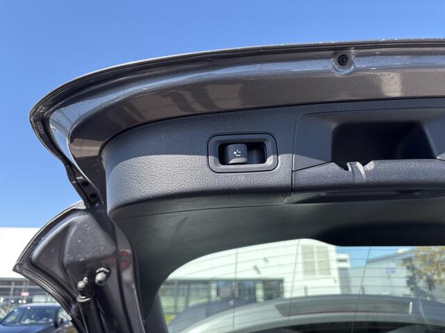 Mercedes-Benz GLA-KLASSE 250 e Progressive LED Wegklapbare trekhaak Stoelverwarming Achteruitrijcamera