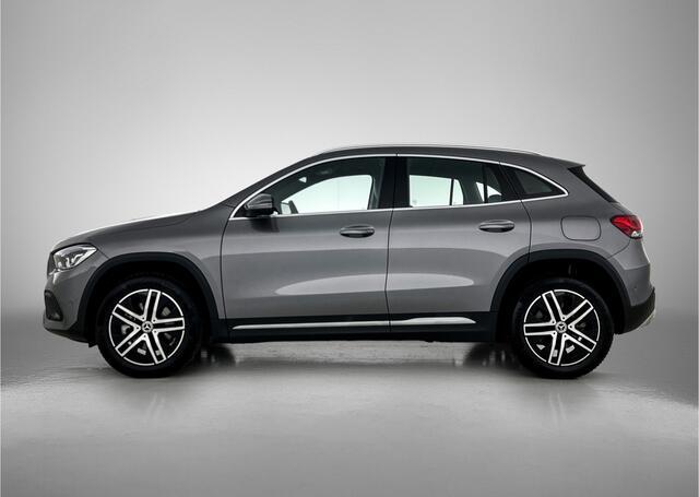 Mercedes-Benz GLA-KLASSE 250 e Luxury Line Plug-In Hybride Trekhaak | Achteruitrijcamera | Ledkoplampen | Parkeerpakket met achteruitrijcamera. Inclusief 24 maanden MB Certified garantie voor Europa.