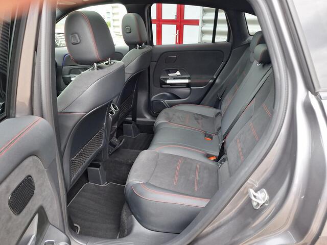 Mercedes-Benz GLA-KLASSE 250 e Business Solution AMG | Panoramadak | Night pakket | Achteruitrijcamera | DISTRONIC Afstandsassistent | Sfeerverlichting | Stoelverwarming | Advanced Sound System | Keyless-GO | Elektrische achterklep