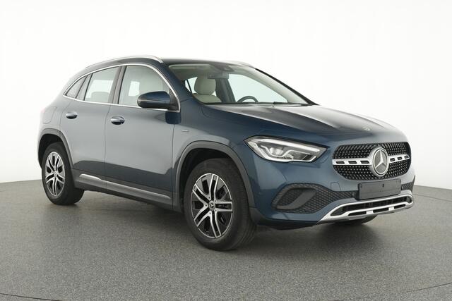 Mercedes-Benz GLA-KLASSE 250 e Plug-In Hybride Trekhaak | Ledkoplampen | Sfeerverlichting | Parkeerpakket met achteruitrijcamera | Easy Pack Achterklep | Stoelverwarming. Inclusief 24 maanden MB Certified garantie voor Europa.