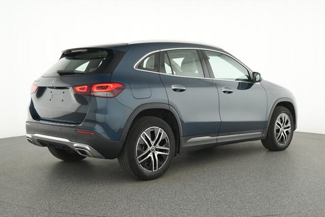 Mercedes-Benz GLA-KLASSE 250 e Plug-In Hybride Trekhaak | Ledkoplampen | Sfeerverlichting | Parkeerpakket met achteruitrijcamera | Easy Pack Achterklep | Stoelverwarming. Inclusief 24 maanden MB Certified garantie voor Europa.