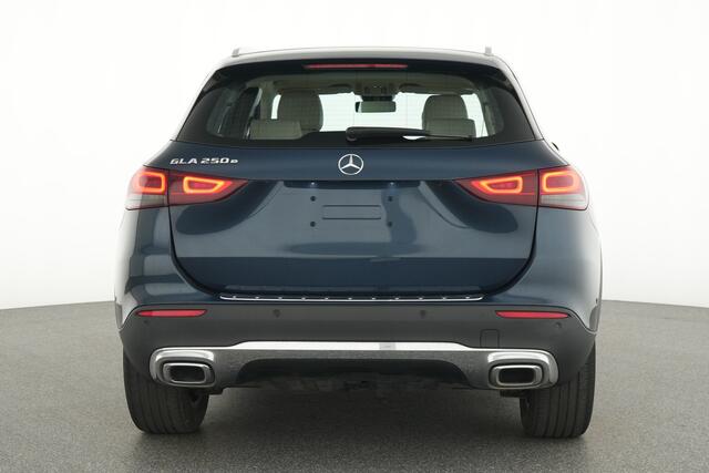 Mercedes-Benz GLA-KLASSE 250 e Plug-In Hybride Trekhaak | Ledkoplampen | Sfeerverlichting | Parkeerpakket met achteruitrijcamera | Easy Pack Achterklep | Stoelverwarming. Inclusief 24 maanden MB Certified garantie voor Europa.
