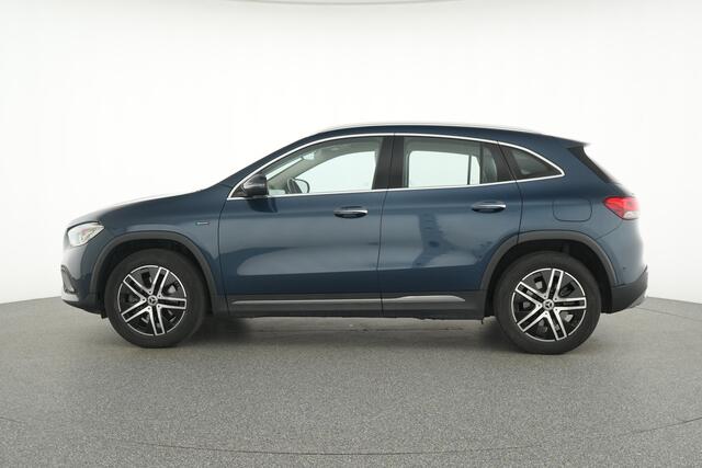 Mercedes-Benz GLA-KLASSE 250 e Plug-In Hybride Trekhaak | Ledkoplampen | Sfeerverlichting | Parkeerpakket met achteruitrijcamera | Easy Pack Achterklep | Stoelverwarming. Inclusief 24 maanden MB Certified garantie voor Europa.