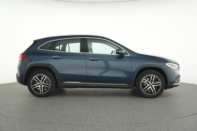 Mercedes-Benz GLA-KLASSE 250 e Plug-In Hybride Trekhaak | Ledkoplampen | Sfeerverlichting | Parkeerpakket met achteruitrijcamera | Easy Pack Achterklep | Stoelverwarming. Inclusief 24 maanden MB Certified garantie voor Europa.
