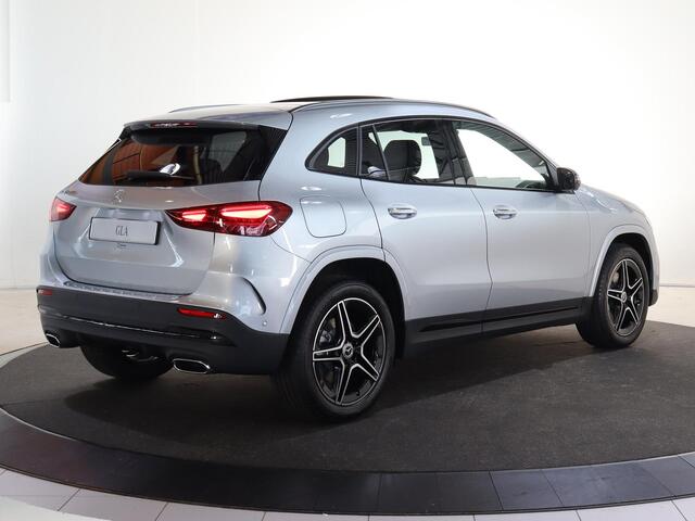 Mercedes-Benz GLA-KLASSE 250e Business Solution AMG | Night | Trekhaak | Panoramaschuifdak | 360 Camera | Dodehoekassistent | Sfeerverlichting |