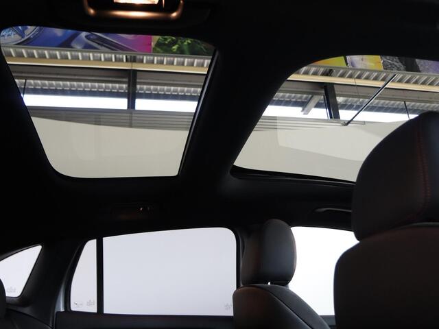 Mercedes-Benz GLA-KLASSE 250e Business Solution AMG | Night | Trekhaak | Panoramaschuifdak | 360 Camera | Dodehoekassistent | Sfeerverlichting |