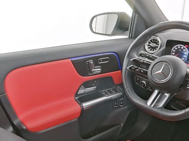 Mercedes-Benz GLA-KLASSE 250 e AMG Plug-In Hybride | Pepper Red Leder | Distronic |Memory | 360 gr Camera | Head up Displ. | Stuur En stoelverwarming | Inclusief 24 maanden Mercedes-Benz Certified garantie voor Europa.
