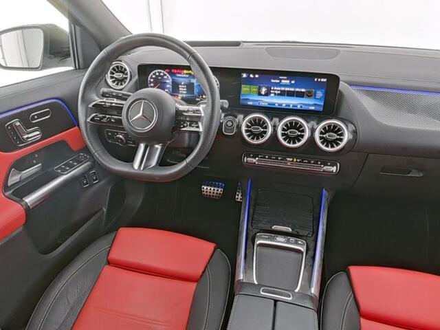 Mercedes-Benz GLA-KLASSE 250 e AMG Plug-In Hybride | Pepper Red Leder | Distronic |Memory | 360 gr Camera | Head up Displ. | Stuur En stoelverwarming | Inclusief 24 maanden Mercedes-Benz Certified garantie voor Europa.